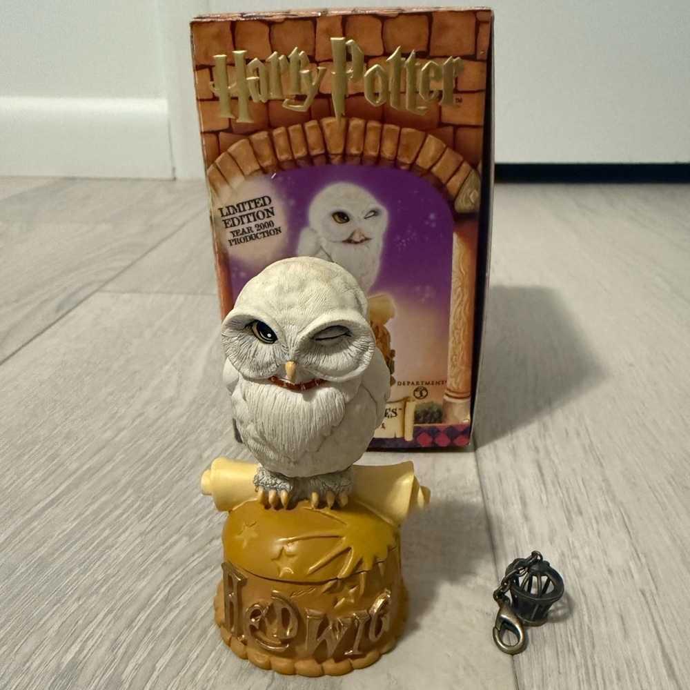 Warner Bros. Harry Potter Secret Boxes Hedwig Figurine